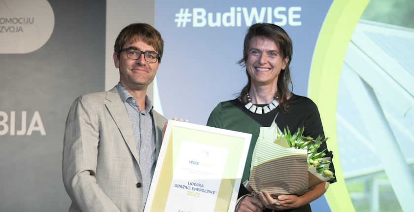 Photo: Tili Barmeier, project director at GIZ, and the 2023 award winner in the civic energy category, Ana Džokić.